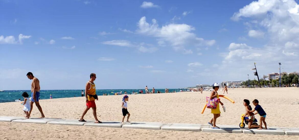Familias disfrutando de la playa de Malgrat de Mar