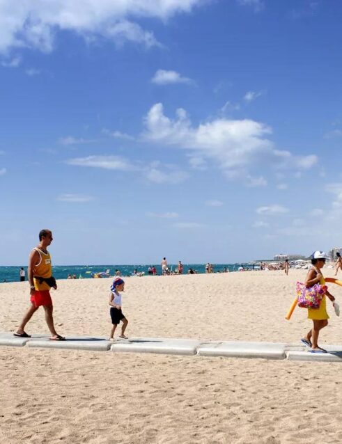 Familias disfrutando de la playa de Malgrat de Mar