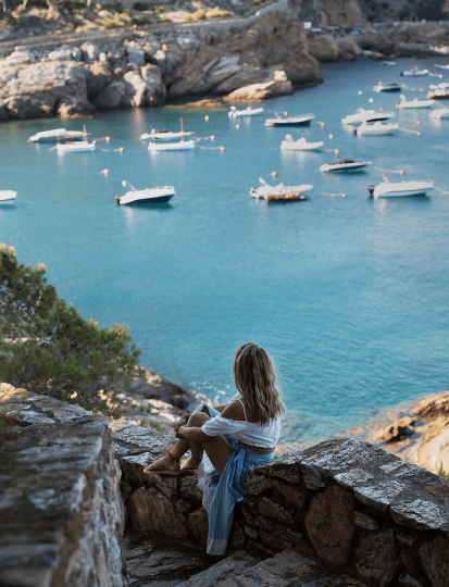 full-shot-woman-looking-boats